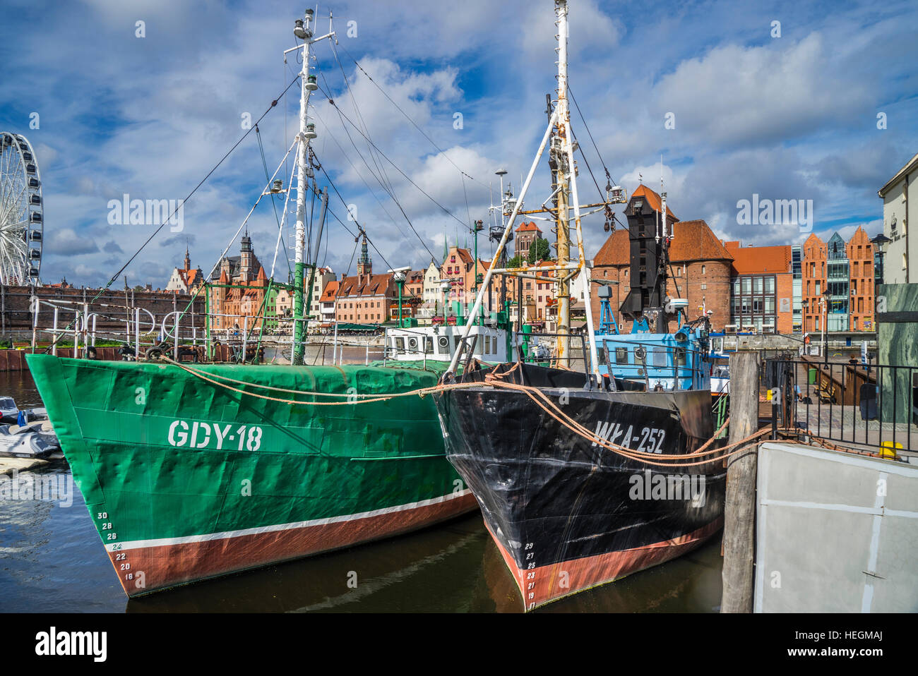 La Pologne, la Poméranie, Gdansk (Dantzig), navires de pêche vintage à l'Île Olowianka (Bleihof) avec vue sur la grue du port médiéval au front de mer Motlawa Banque D'Images