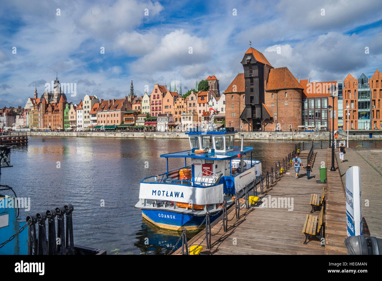 La Pologne, la Poméranie, Gdansk (Dantzig), ferry à l'Île Olowianka Motlawa (Bleihof) avec vue sur la grue du port médiéval au front de mer Motlawa Banque D'Images