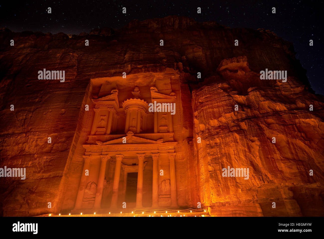 Al Khazneh - le conseil du trésor, l'ancienne ville de Petra en Jordanie, de nuit Banque D'Images