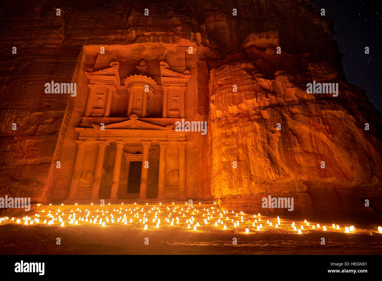 Al Khazneh - le conseil du trésor, l'ancienne ville de Petra en Jordanie, de nuit Banque D'Images