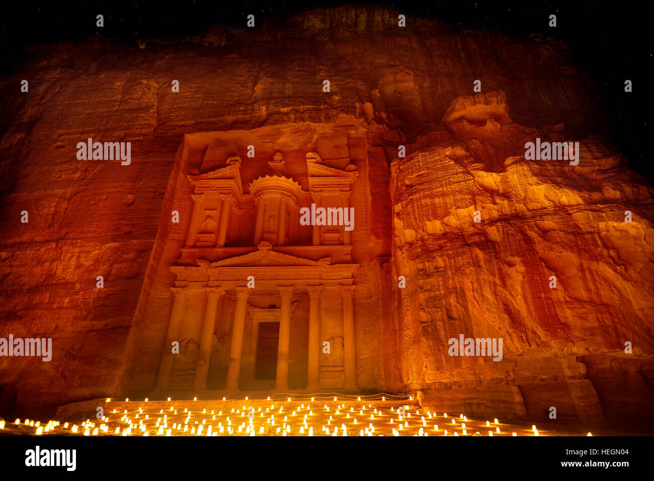 Al Khazneh - le conseil du trésor, l'ancienne ville de Petra en Jordanie, de nuit Banque D'Images