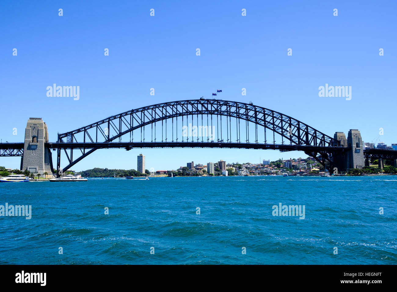 Sydney Harbour Bridge against a blue sky Banque D'Images