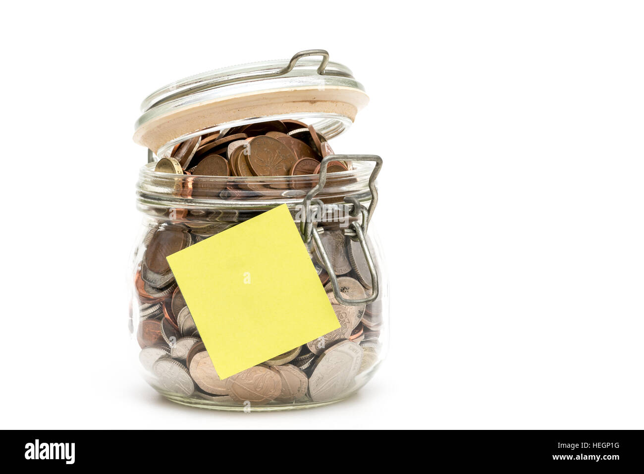 Pot de British coins avec un post-it sur l'extérieur, isolé sur fond blanc Banque D'Images