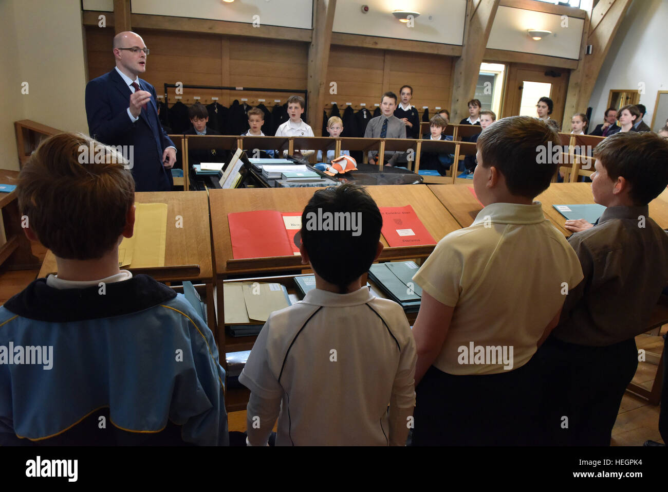 Les choristes répètent à raison d'une heure par jour avant le début de l'école, photographié dans la chanson l'école à la cathédrale de Wells. Banque D'Images