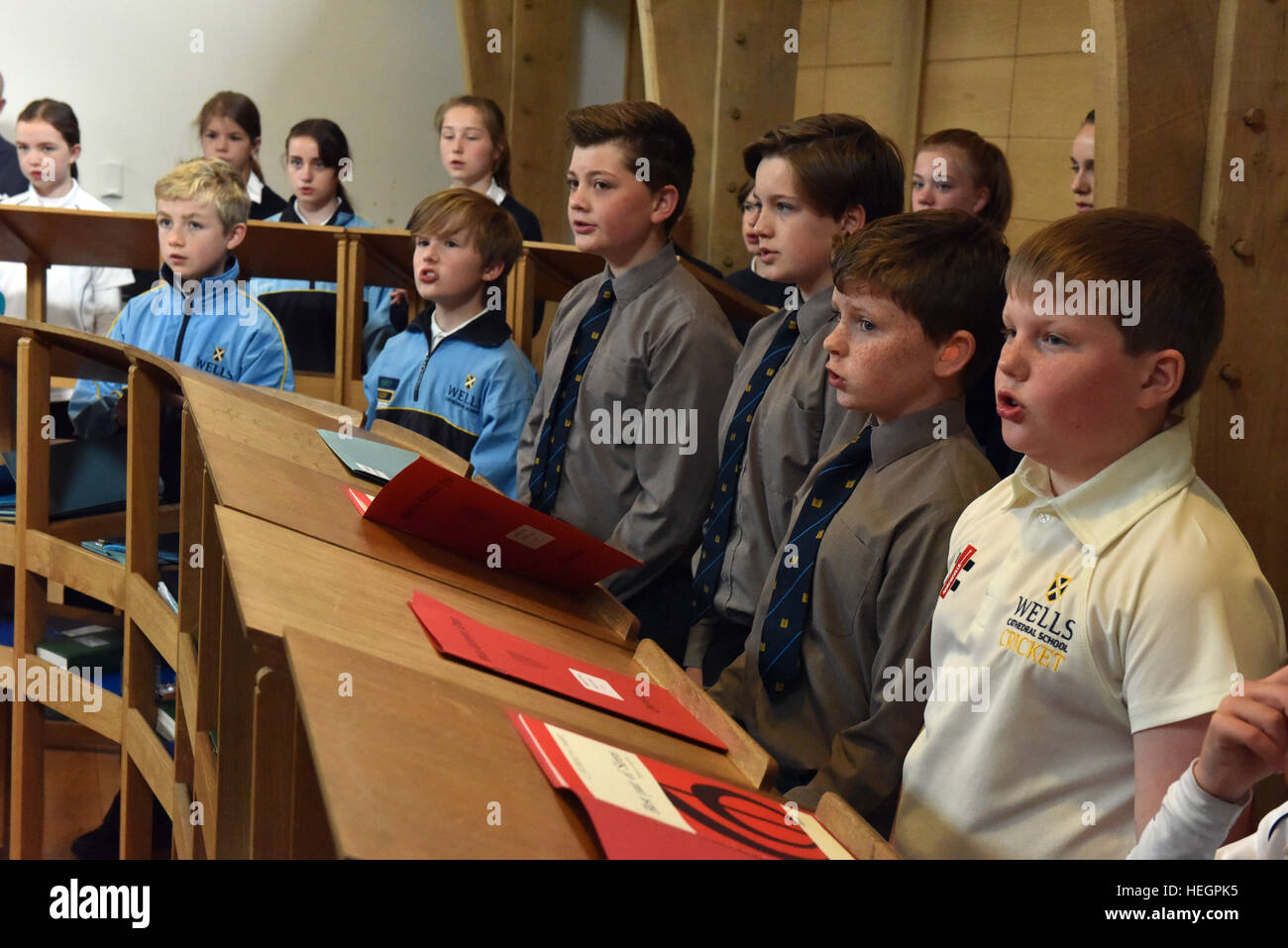 Les choristes répètent à raison d'une heure par jour avant le début de l'école, photographié dans la chanson l'école à la cathédrale de Wells. Banque D'Images