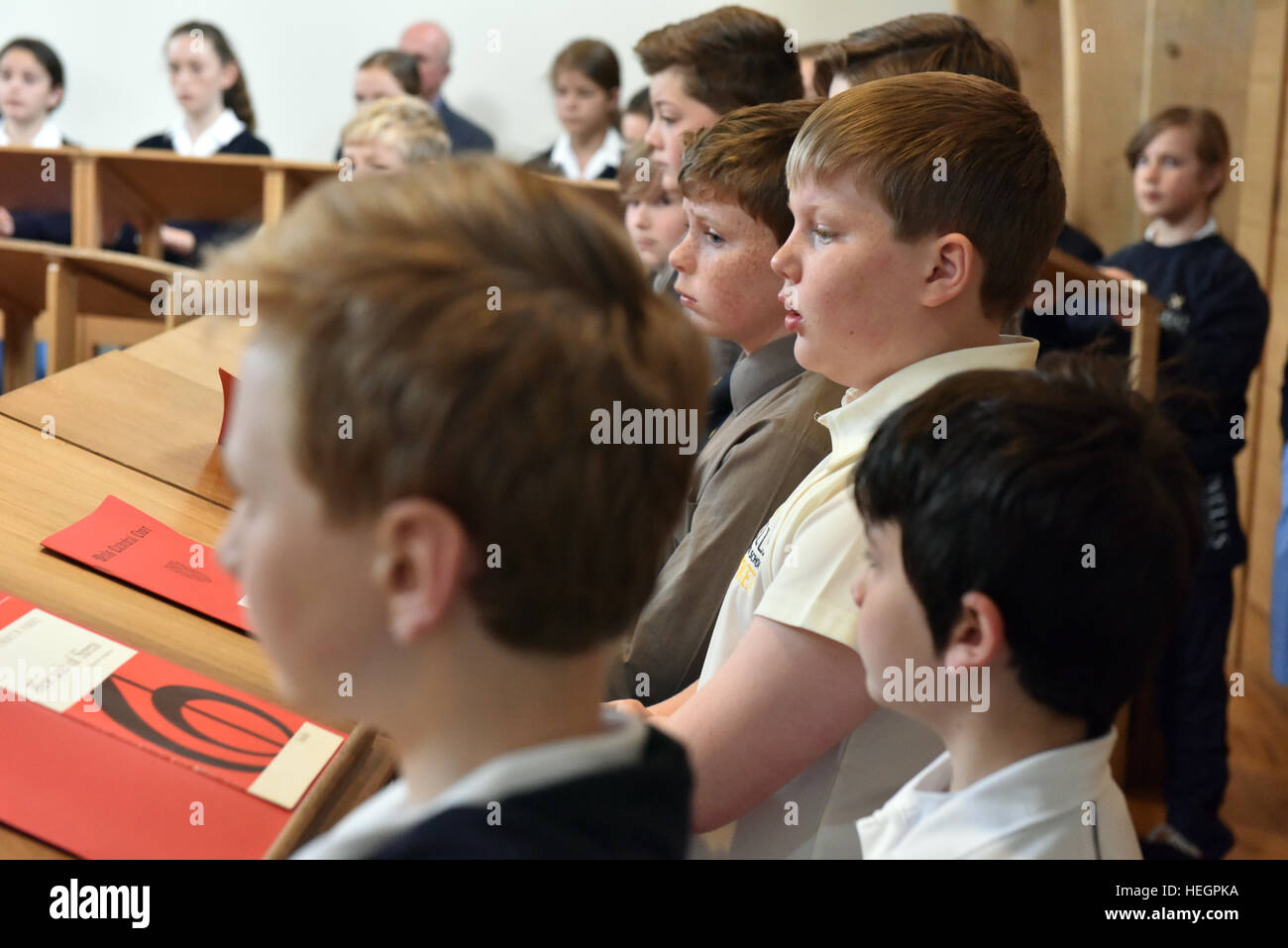 Les choristes répètent à raison d'une heure par jour avant le début de l'école, photographié dans la chanson l'école à la cathédrale de Wells. Banque D'Images