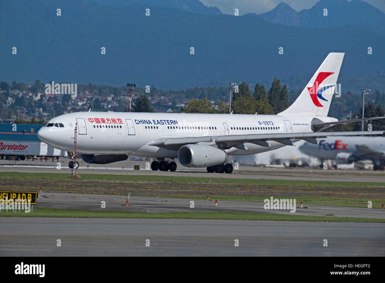 La Chine a un avion de l'Est à large fuselage330-243 s'écarte de l'aéroport de Vancouver, BC Canada. 11 288 SCO. Banque D'Images