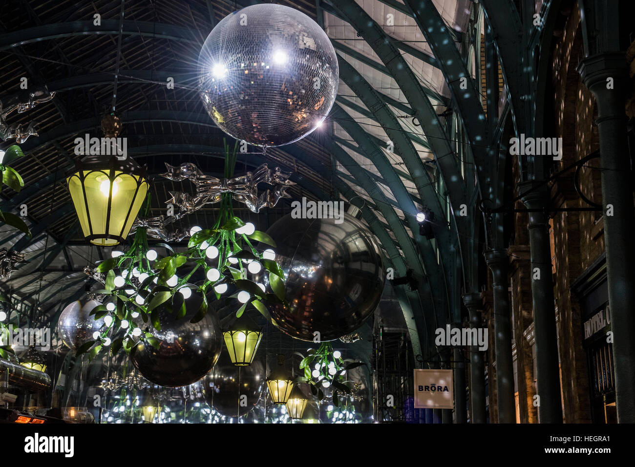 Décorations de Noël et les lumières dans le marché de Covent Garden, Londres. Banque D'Images