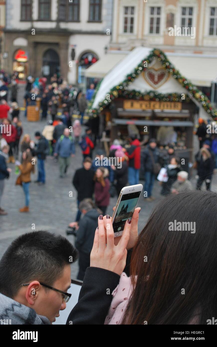 Woman taking picture de l'église Notre Dame avant Tyn à Prague la place de la Vieille Ville, Marché de Noël, Décembre 2016 Banque D'Images