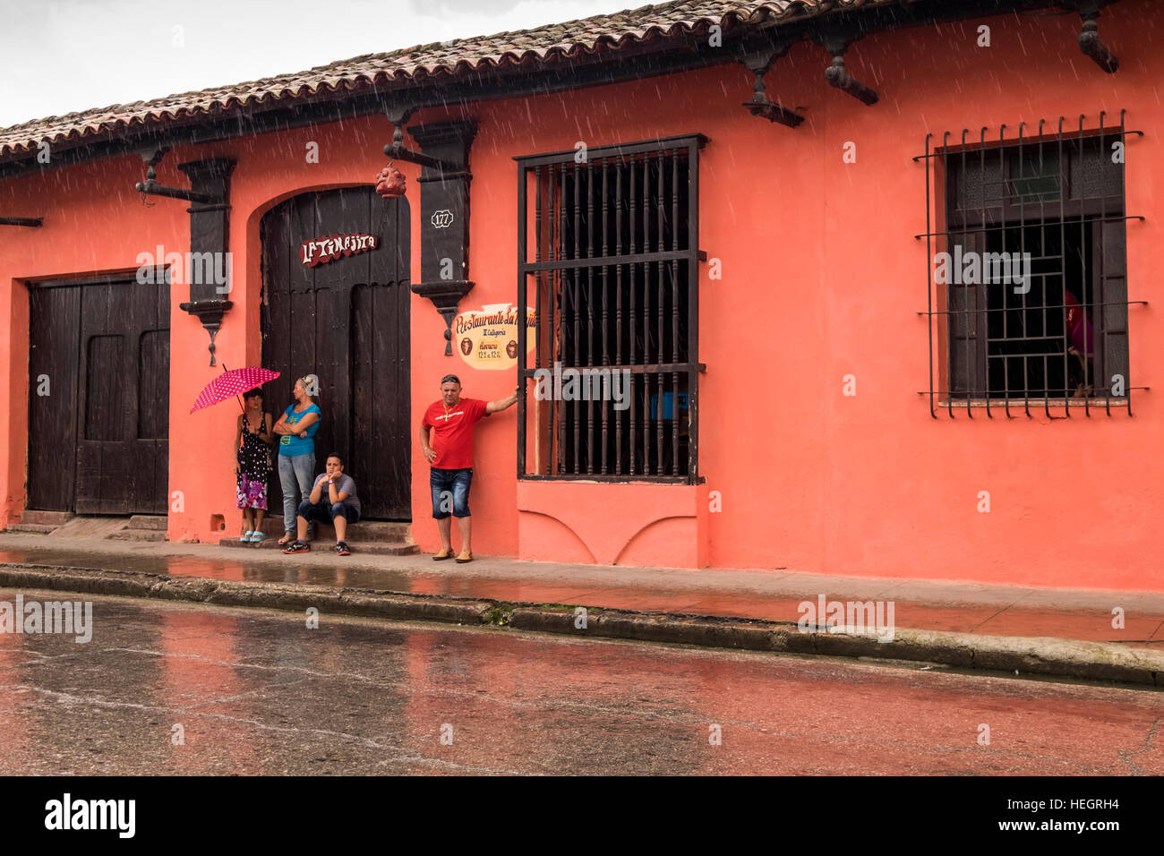 La mise à l'abri d'une douche à effet pluie à Camaguey, Cuba Banque D'Images