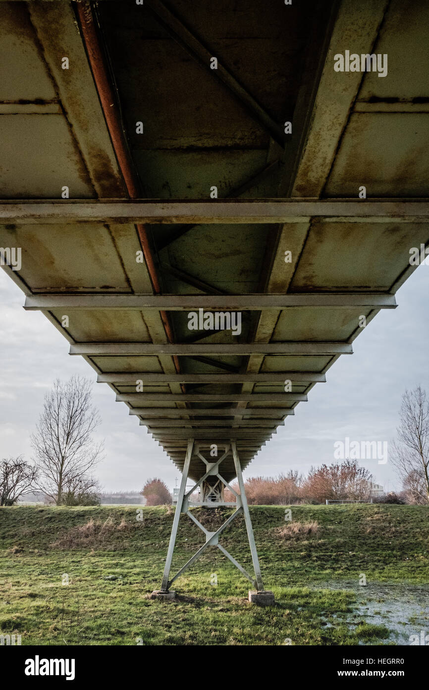 Vue détaillée de la structure la face inférieure d'un système de convoyeur de carrière qui chevauche la campagne et hors de vue rivière. Banque D'Images