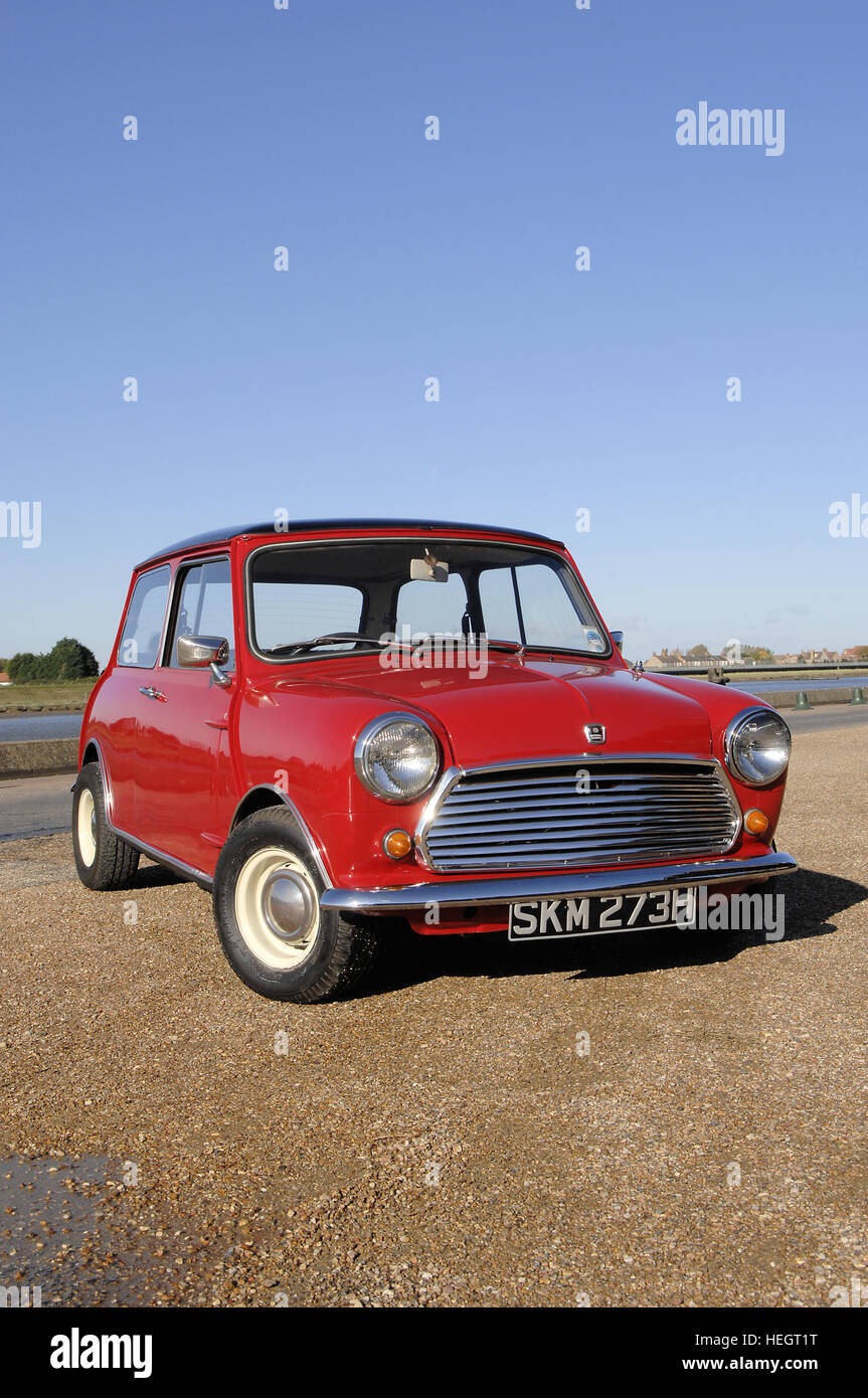 Morris Mini Cooper classique rouge au bord de l'automobile Banque D'Images