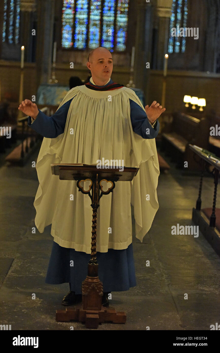 Les choristes du garçon de Wells Cathedral Choir pour répéter la messe choriste service dans la cathédrale de Wells quire, Somerset, Royaume-Uni. Banque D'Images