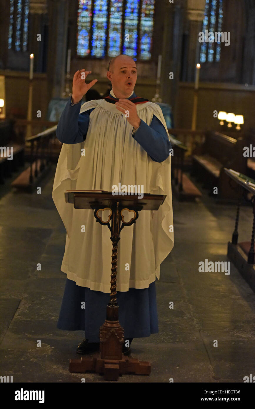 Les choristes du garçon de Wells Cathedral Choir pour répéter la messe choriste service dans la cathédrale de Wells quire, Somerset, Royaume-Uni. Banque D'Images