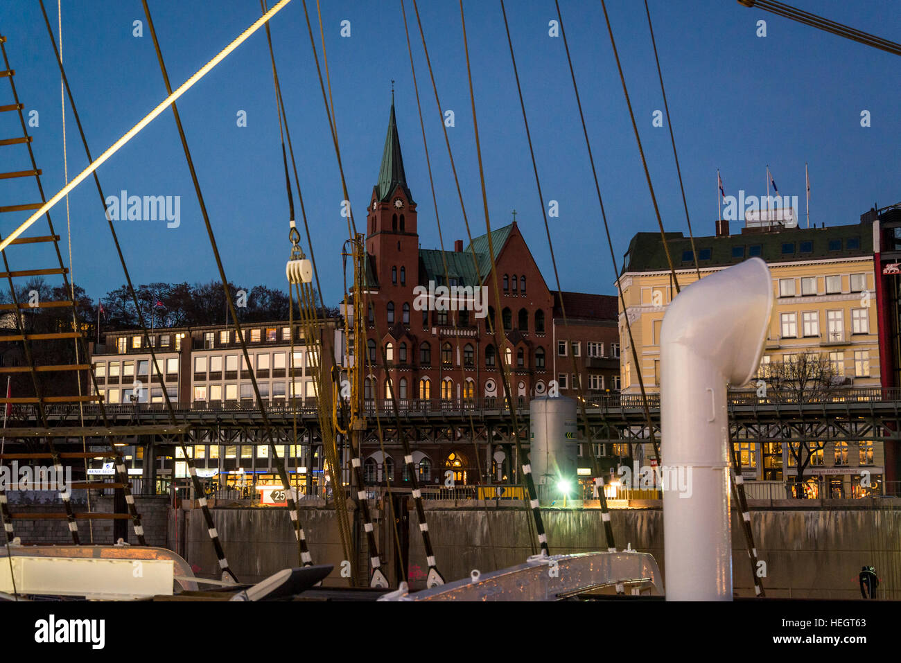 La ville de Hambourg vu à travers les cordes de Rickmer Rickmers bateau musée, Hambourg, Allemagne Banque D'Images