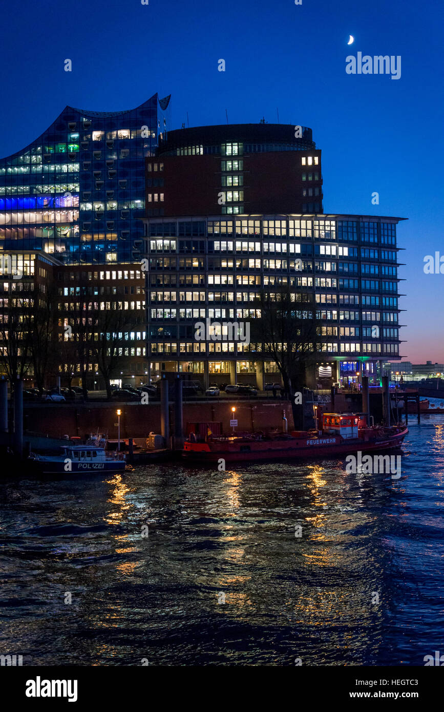 Les bâtiments illuminés la nuit dans HafenCity dans le port sur l'Elbe, Hambourg, Allemagne Banque D'Images