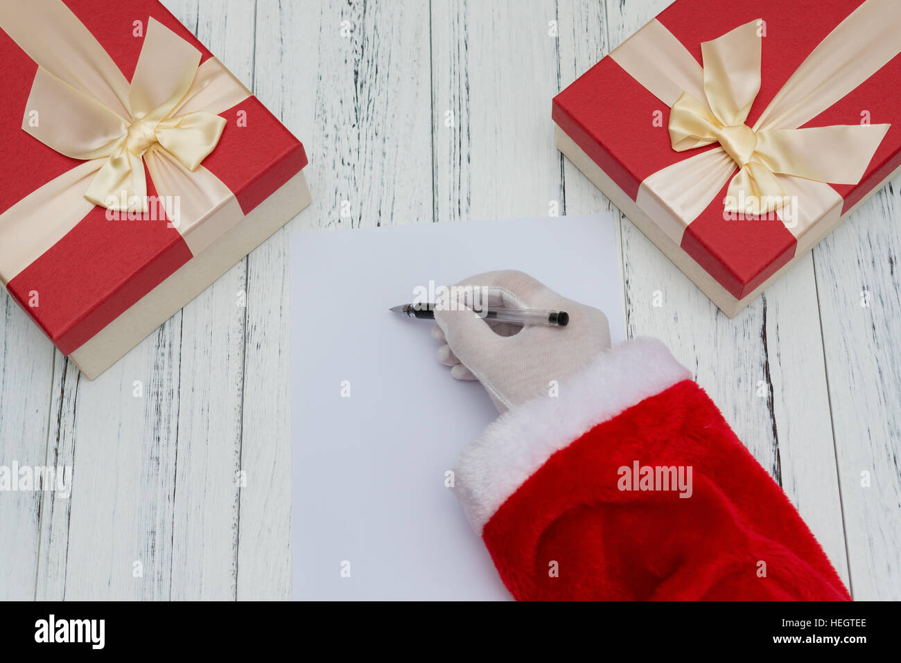 Santa Claus écrit sur un papier blanc bon pour lettre ou publicité Banque D'Images