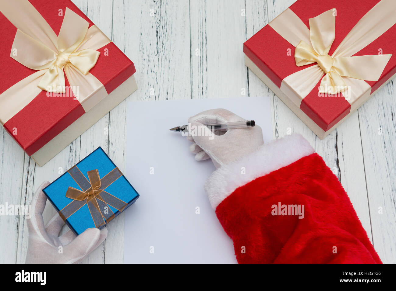 Santa Claus écrit sur un papier blanc bon pour lettre ou une publicité et une boîte-cadeau de l'autre Banque D'Images