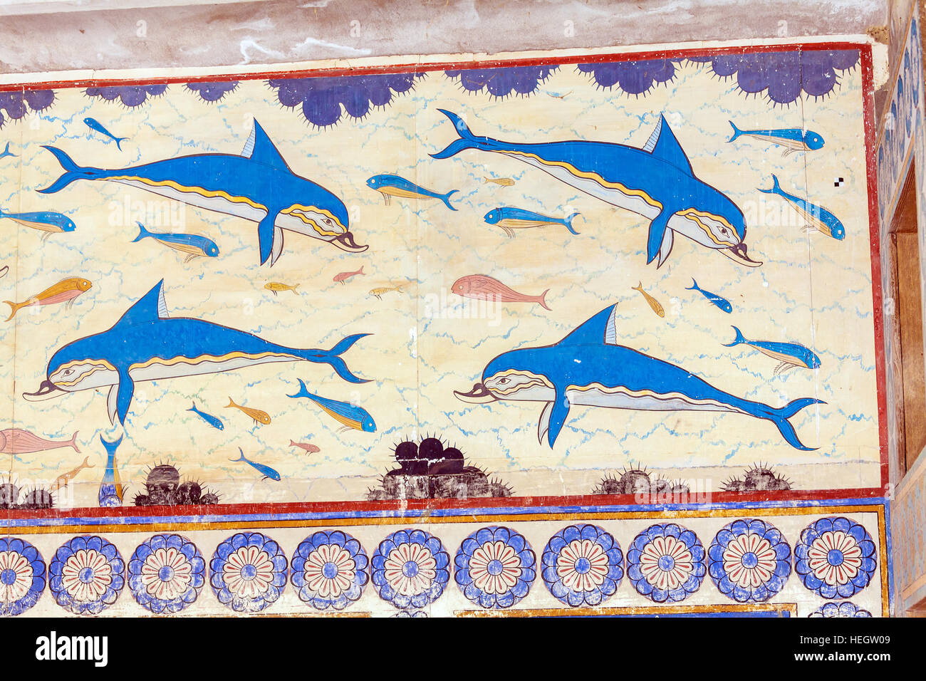 HERAKLION, GRÈCE - 3 août 2012 : la célèbre fresque des dauphins dans les murs du palais de Knossos, échantillon de culture Minoenne Banque D'Images