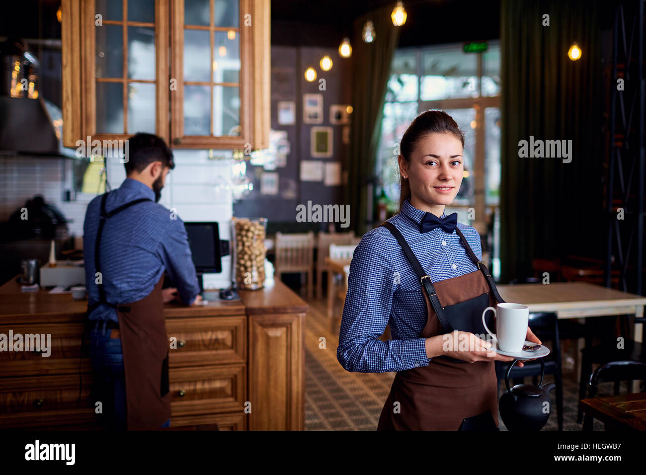 Serveuse, un serveur travaillant au café bar restaurant Banque D'Images