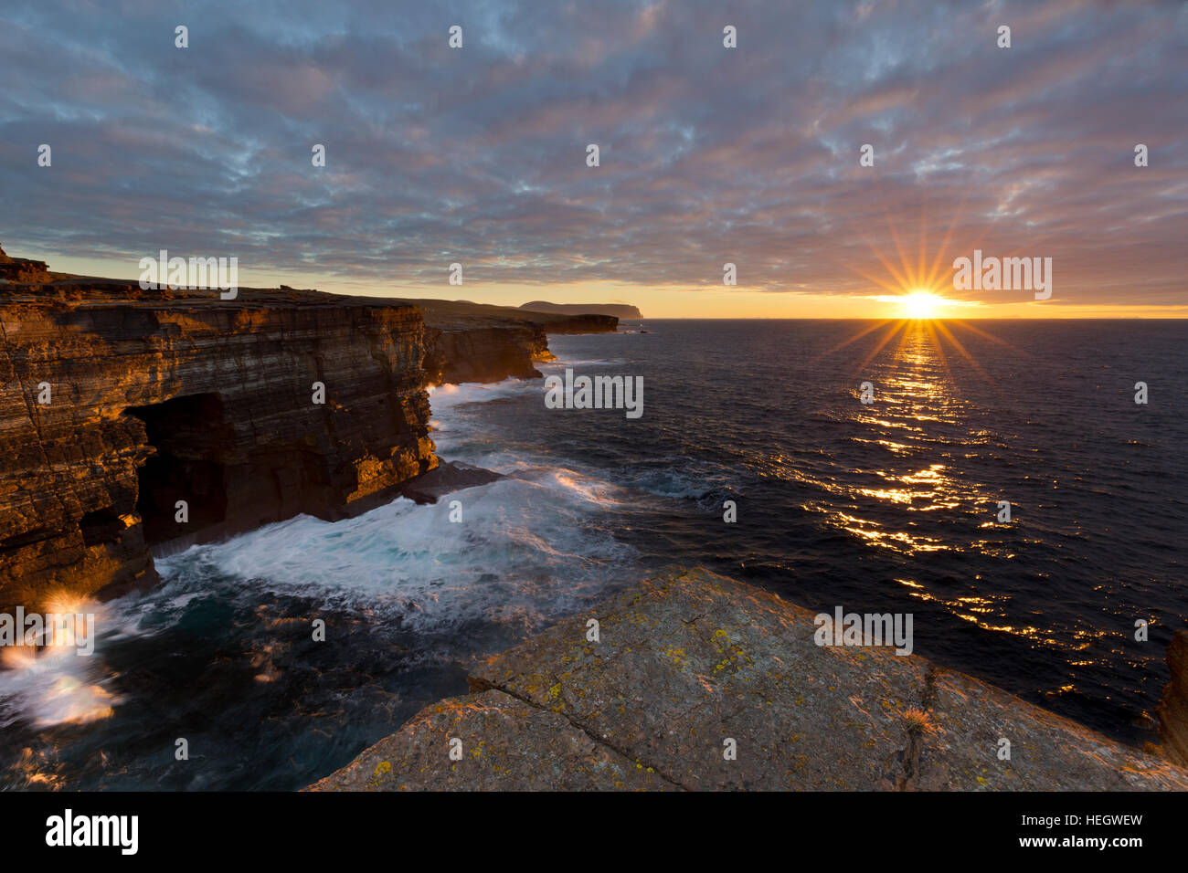 Orkney Islands hiver coucher du soleil à Yesnaby Banque D'Images