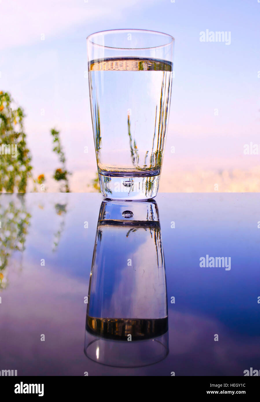 Le verre avec de l'eau reflet sur table - soirée fond coucher de soleil  Photo Stock - Alamy