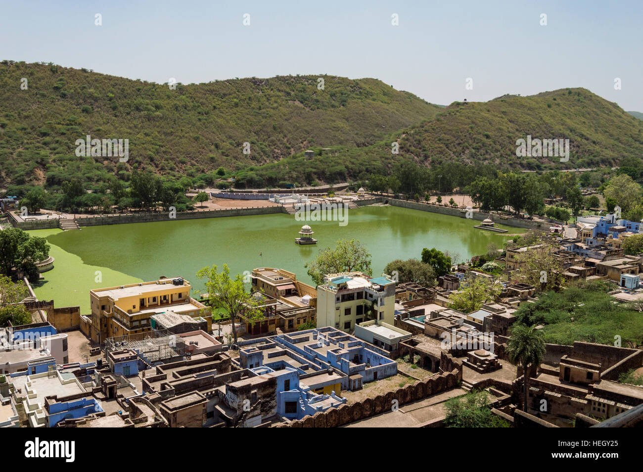 Un temple hindou de Nawal Sagar Lake dans Bundi, Rajasthan, Inde. Banque D'Images