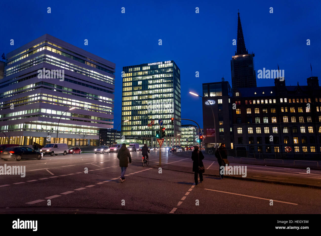 Rue Willy Brandt, l'une des principales artères de la ville de nuit, Hambourg, Allemagne Banque D'Images