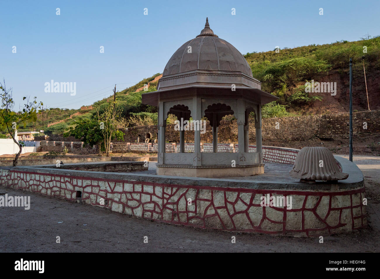 Un temple hindou de Nawal Sagar Lake dans Bundi, Rajasthan, Inde. Banque D'Images