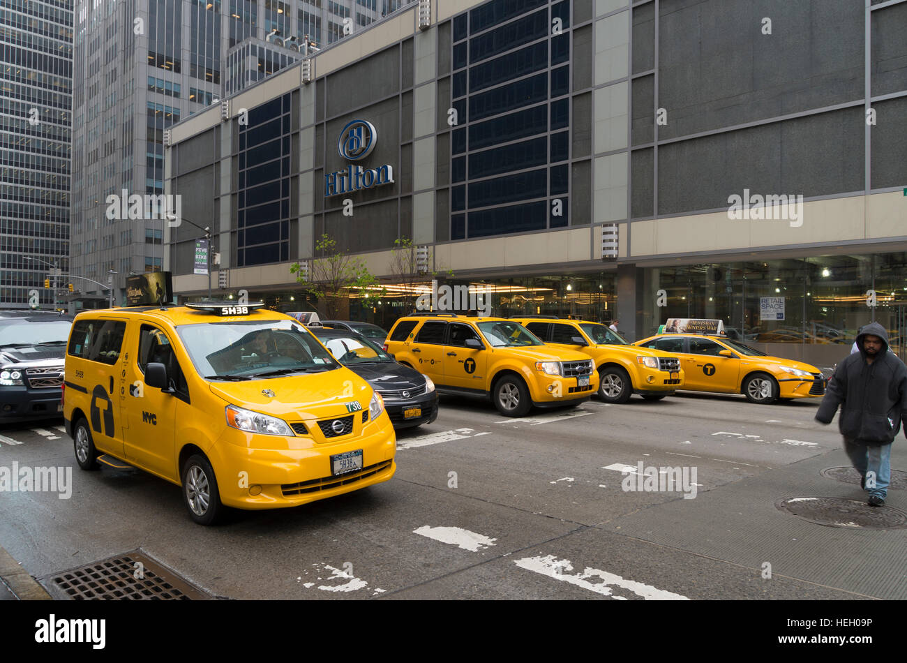 NEW YORK - Mai 3, 2016 : typiquement médaillon jaune taxi en face de l'hôtel Hilton New York. Ils sont largement reconnus icônes de la ville et viennent dans Banque D'Images