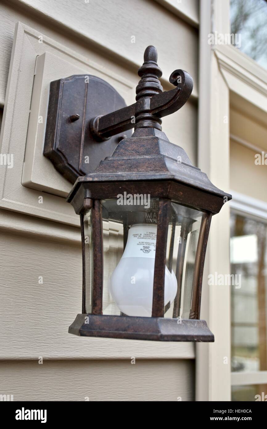 Un appareil d'éclairage extérieur sur l'extérieur d'une maison Banque D'Images