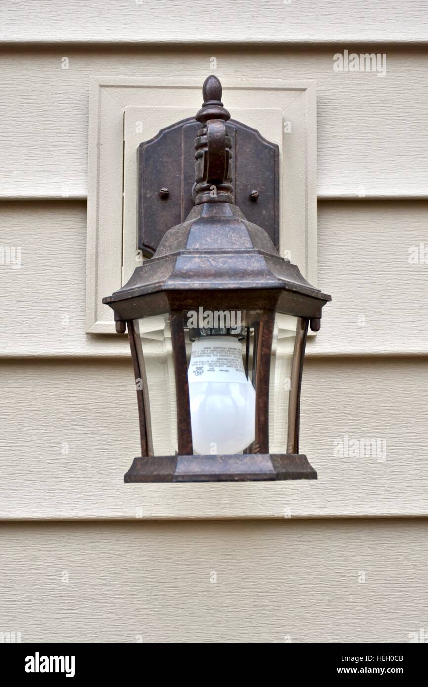 Un appareil d'éclairage extérieur sur l'extérieur d'une maison Banque D'Images