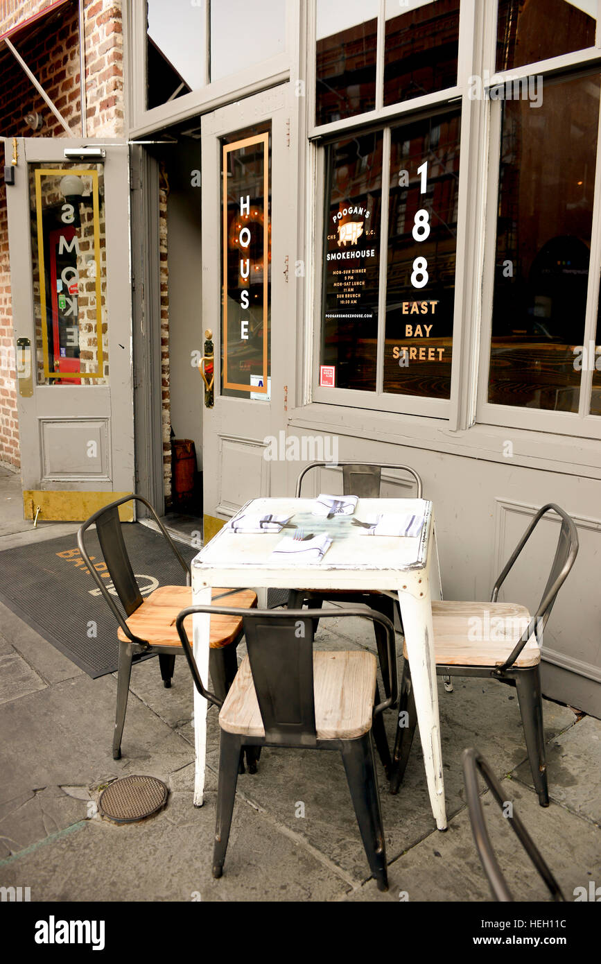 L'extérieur de l'Poogan branché Smokehouse restaurant avec chaises et tables à l'extérieur dans le centre-ville historique de Charleston SC Banque D'Images