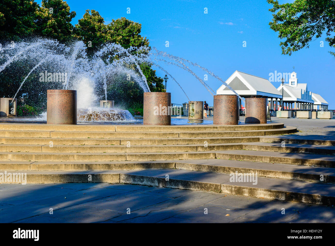 Monument fontaine attraction dans le parc Riverfront paysagers urbains le long de la rivière Cooper et un quai à Charleston SC Banque D'Images