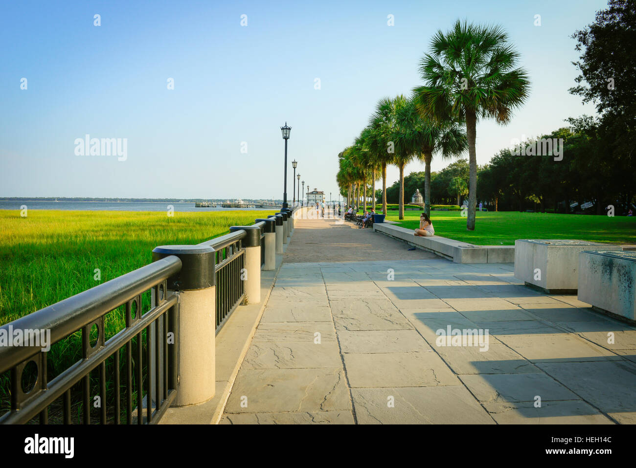 La pittoresque promenade bordée de palmiers près de Riverfront Park vers la batterie dans la ville historique de Charleston SC Banque D'Images