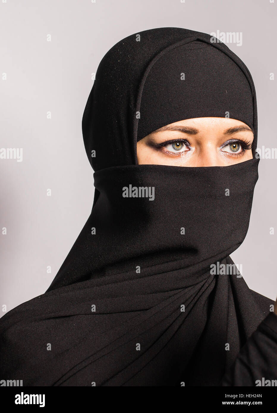 Belle Middle Eastern Woman En Niqab Voile Traditionnelle Heh24n 