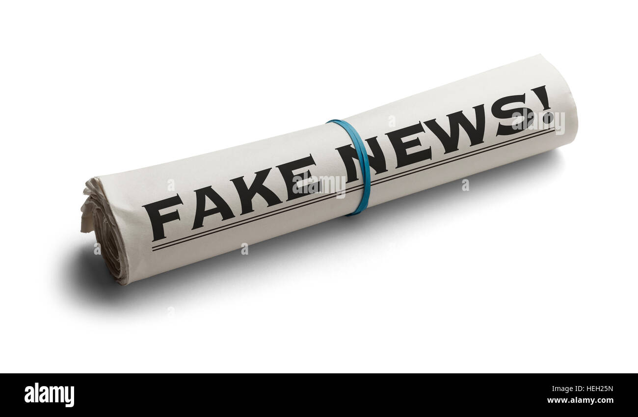 Journal enroulé avec de faux Global News isolé sur fond blanc. Banque D'Images