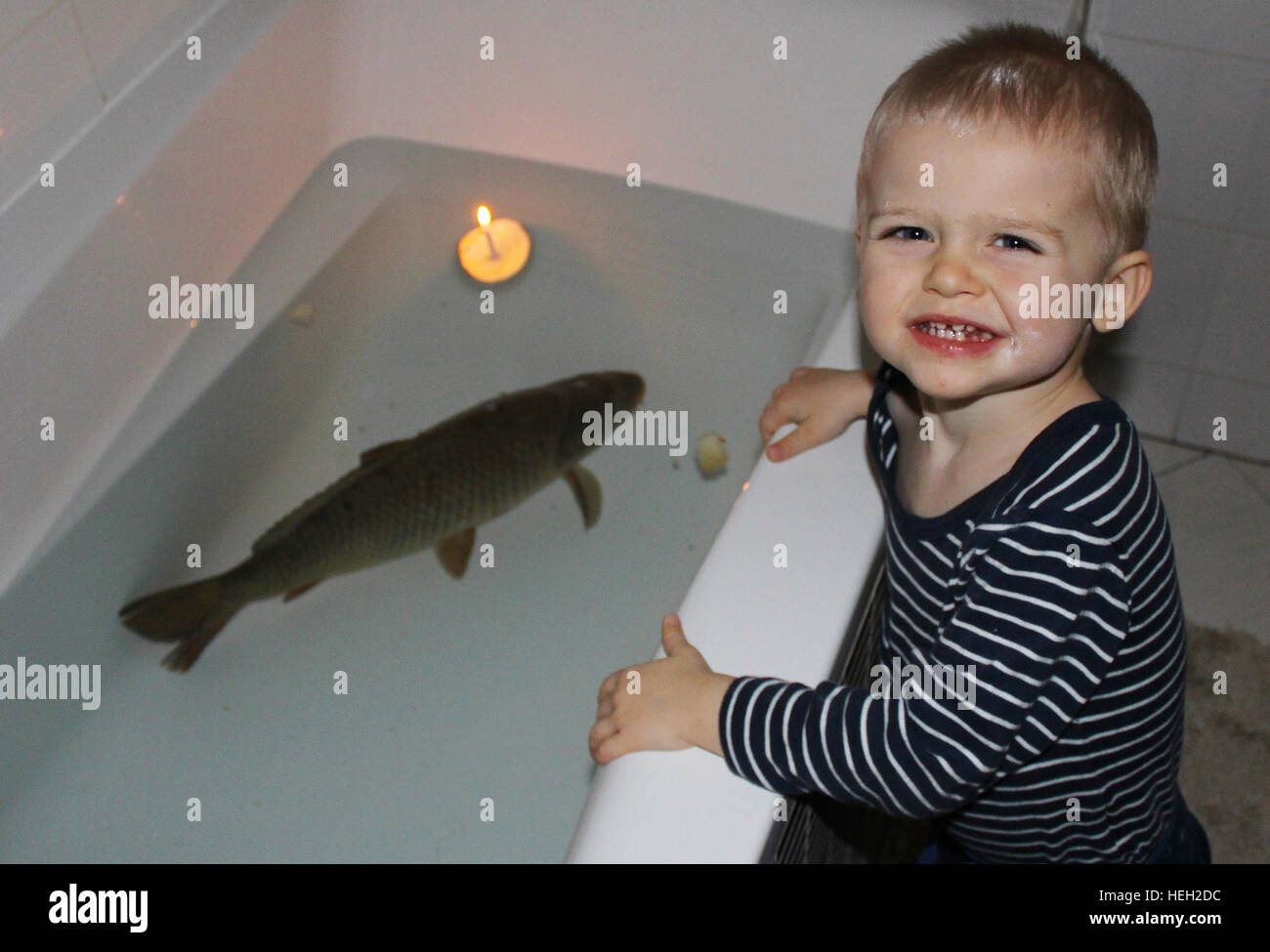 Noel Petit Bebe Garcon Carpe Poisson Bateau Bougie Photo Stock Alamy