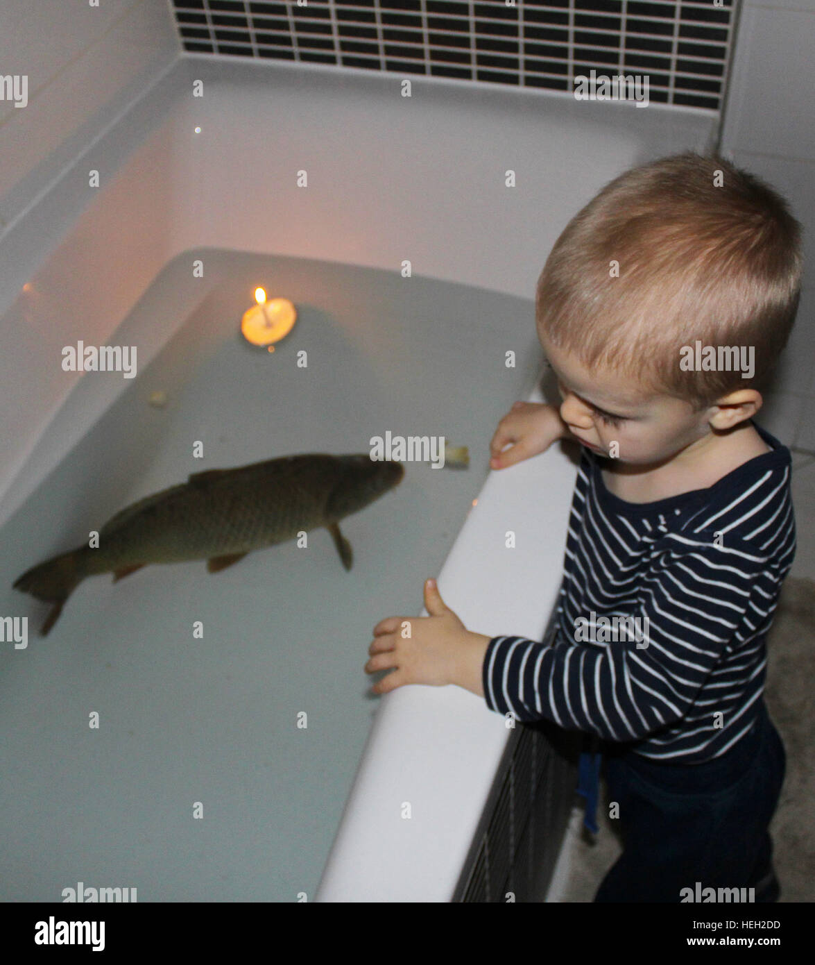 Noel Petit Bebe Garcon Carpe Poisson Bateau Bougie Photo Stock Alamy