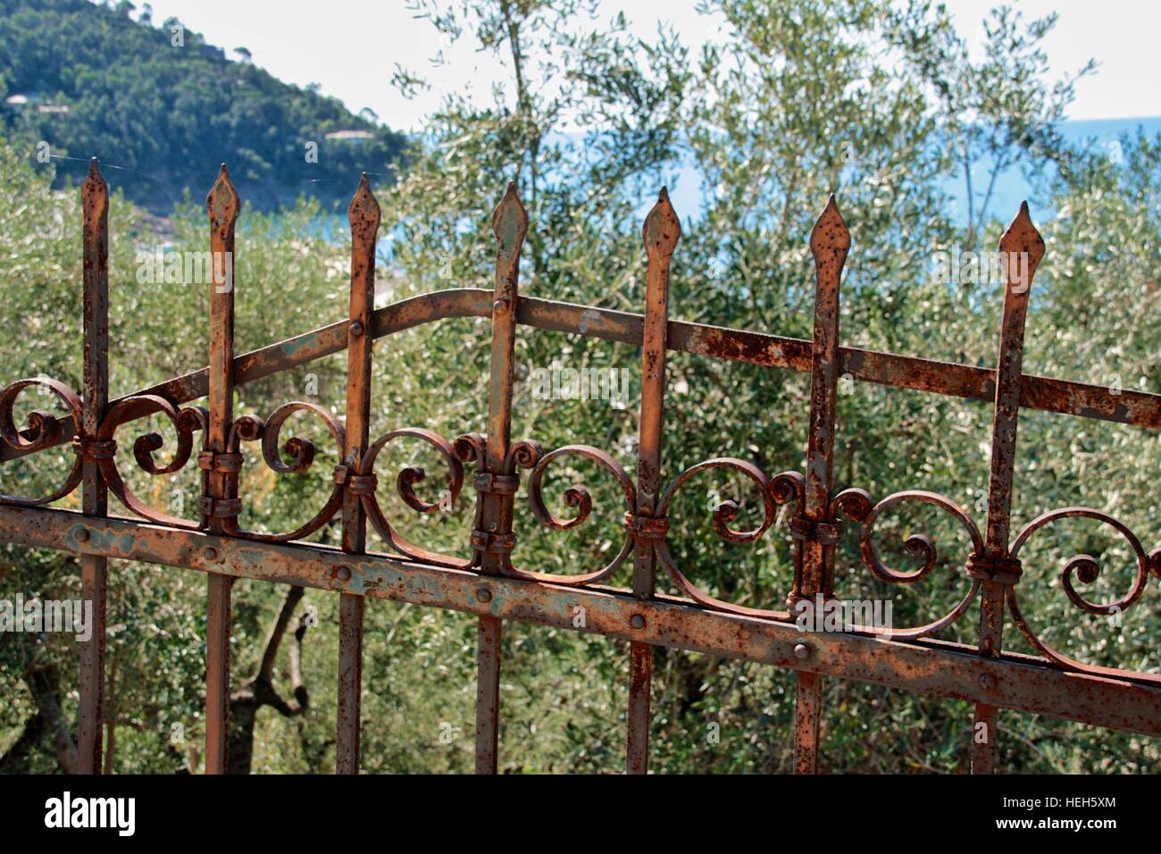 Clôture de fer rouillée, trouvée le long d'une route dans la région de Levanto, Italie. Banque D'Images