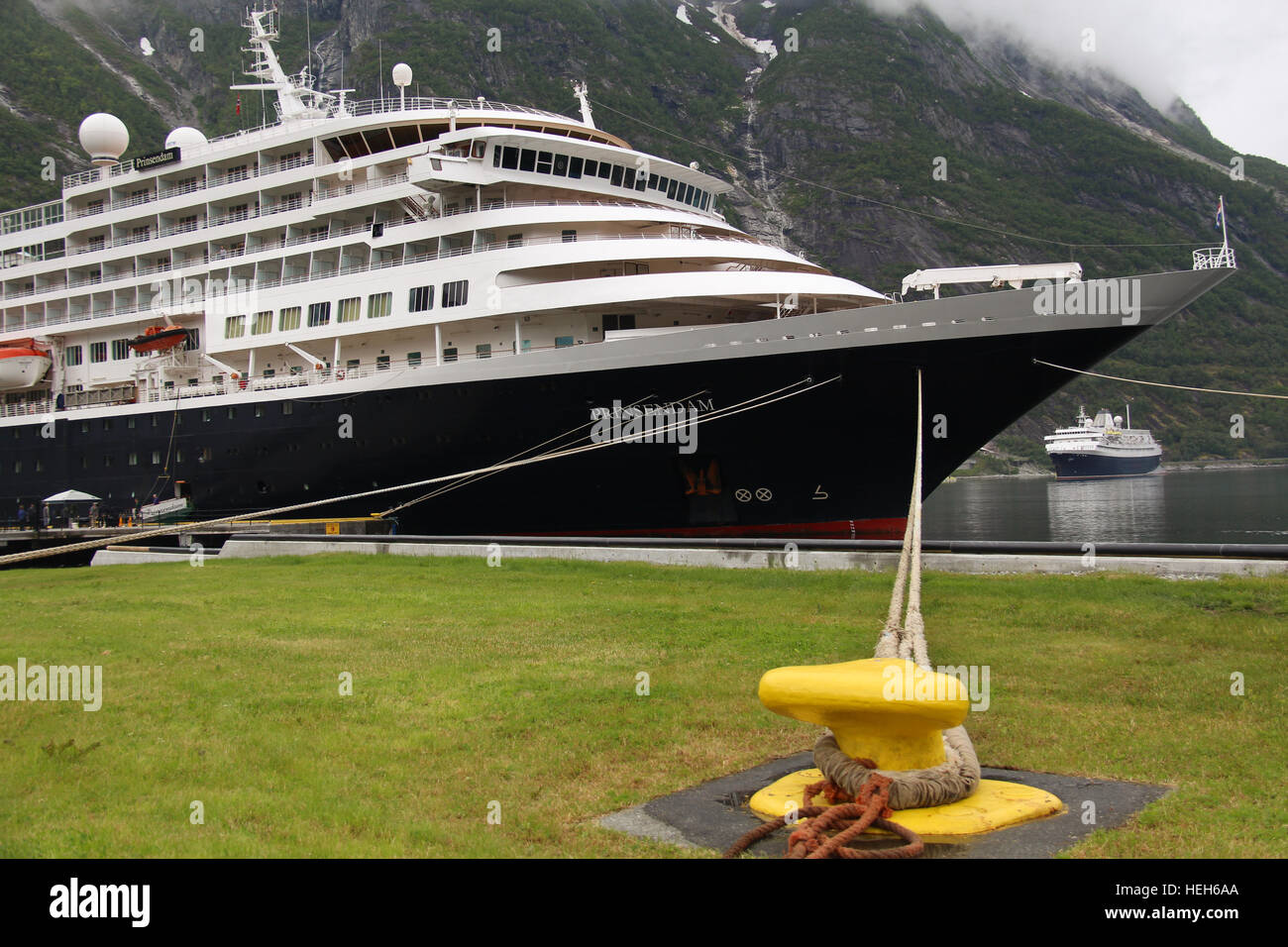 Holland America Line's 'bateau de croisière Prinsendam" amarré dans un fjord norvégien (Wallonie) Banque D'Images