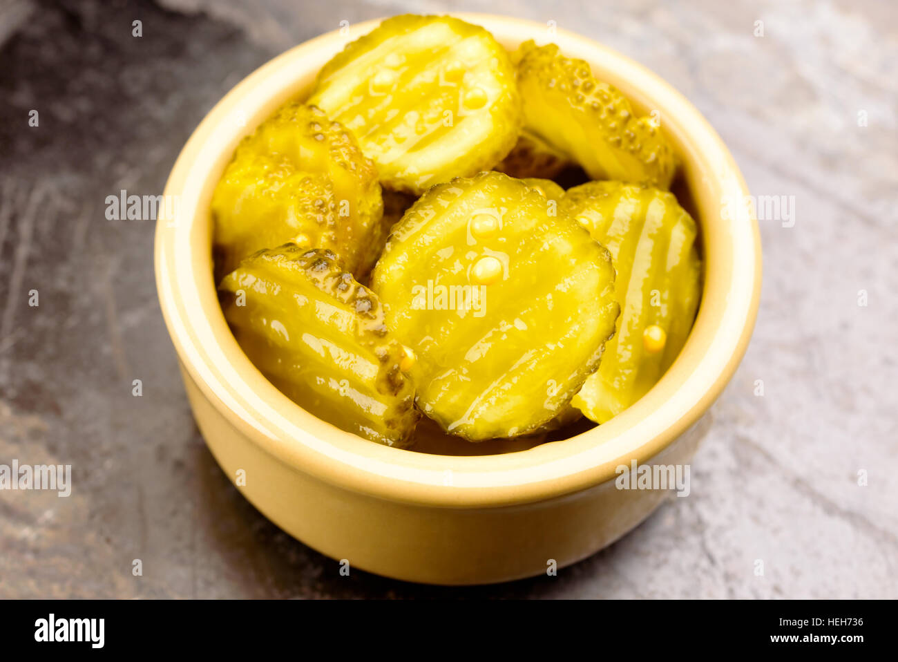 Des cornichon avec les graines de moutarde dans de petits Bol en céramique Banque D'Images