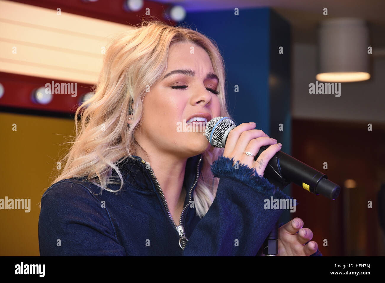Louisa Johnson,Performance,M&M World,Leicester Square, London.UK 14.12.16 Banque D'Images