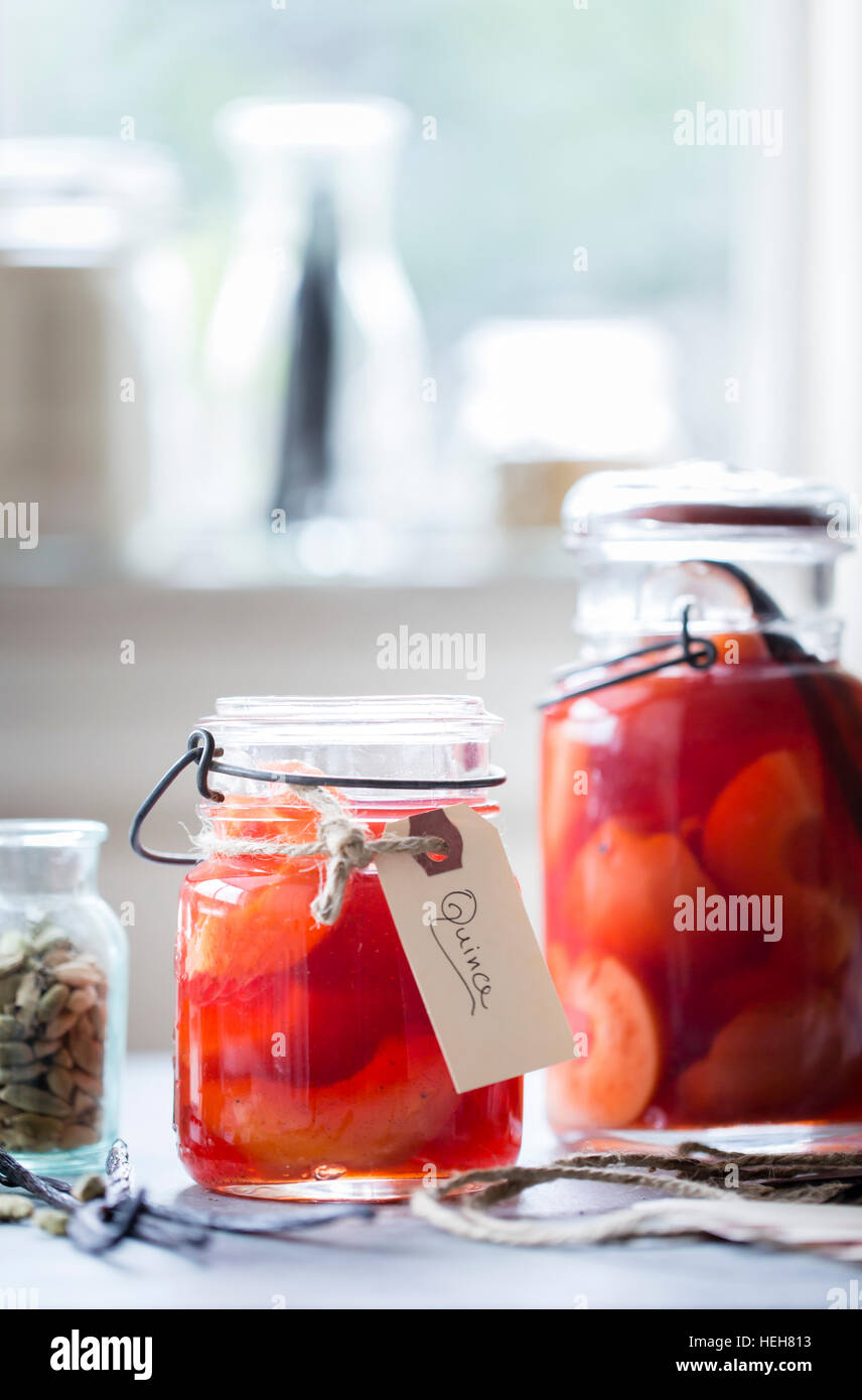 Coing poché fruits dans un pot Mason préserver. Banque D'Images