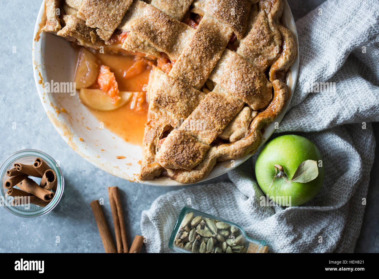 La pomme et le coing lattice pie. Sans gluten. Banque D'Images