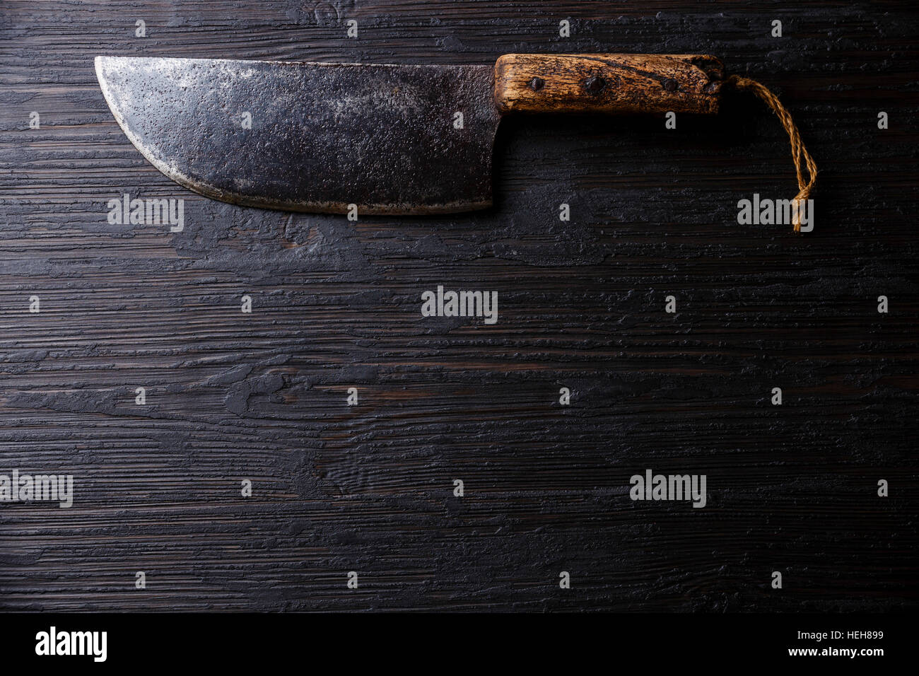 Vintage Boucher couperet à viande couteau sur fond de bois brûlé foncé copy space Banque D'Images