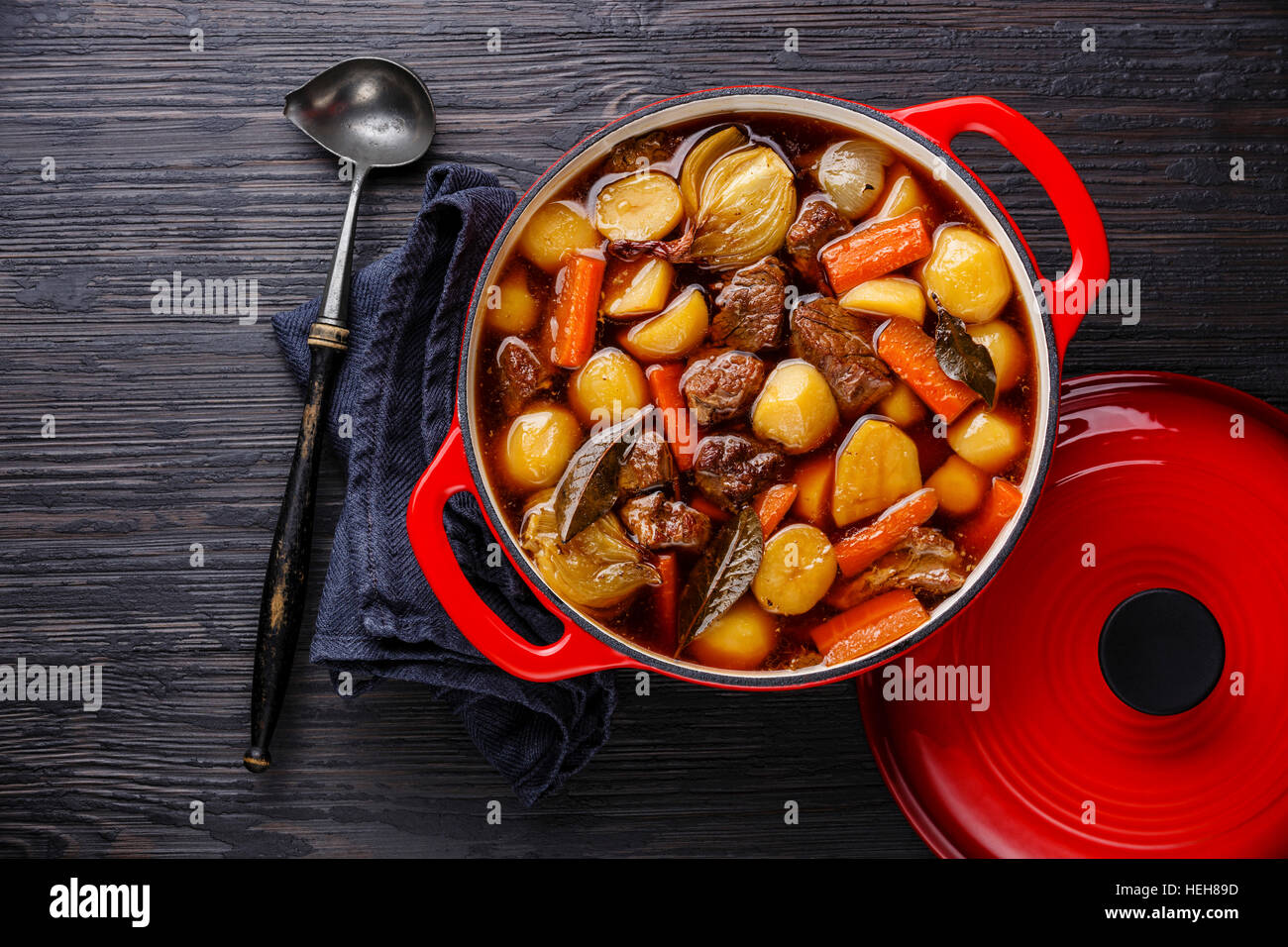La Viande De Boeuf En Ragout Avec Des Pommes De Terre Les