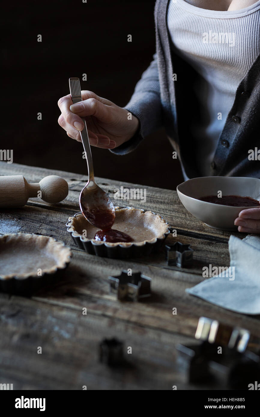 Femme faisant tartelettes Banque D'Images