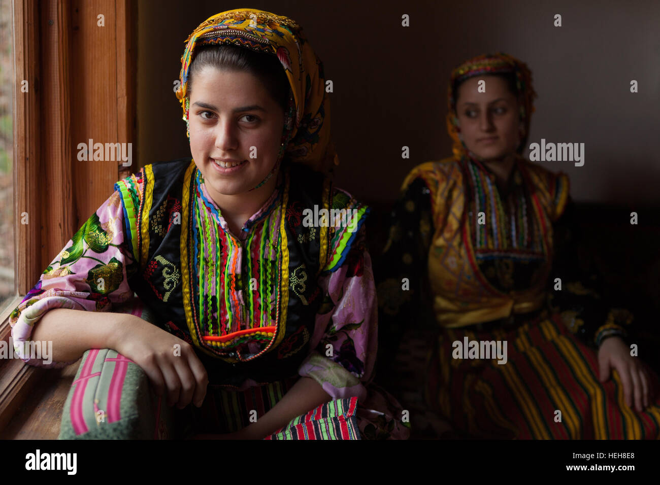 Les jeunes femmes en costume traditionnel.Ces vêtements traditionnels colorés est très populaire parmi les femmes dans les zones rurales de Kastamonu Banque D'Images