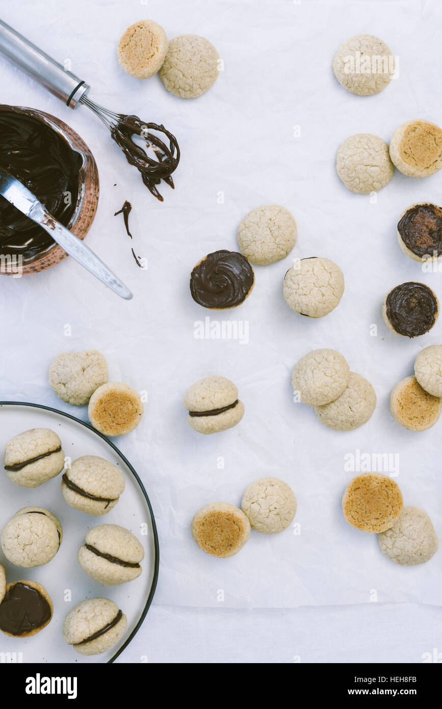 Sandwich de coco cookies en cours. Banque D'Images